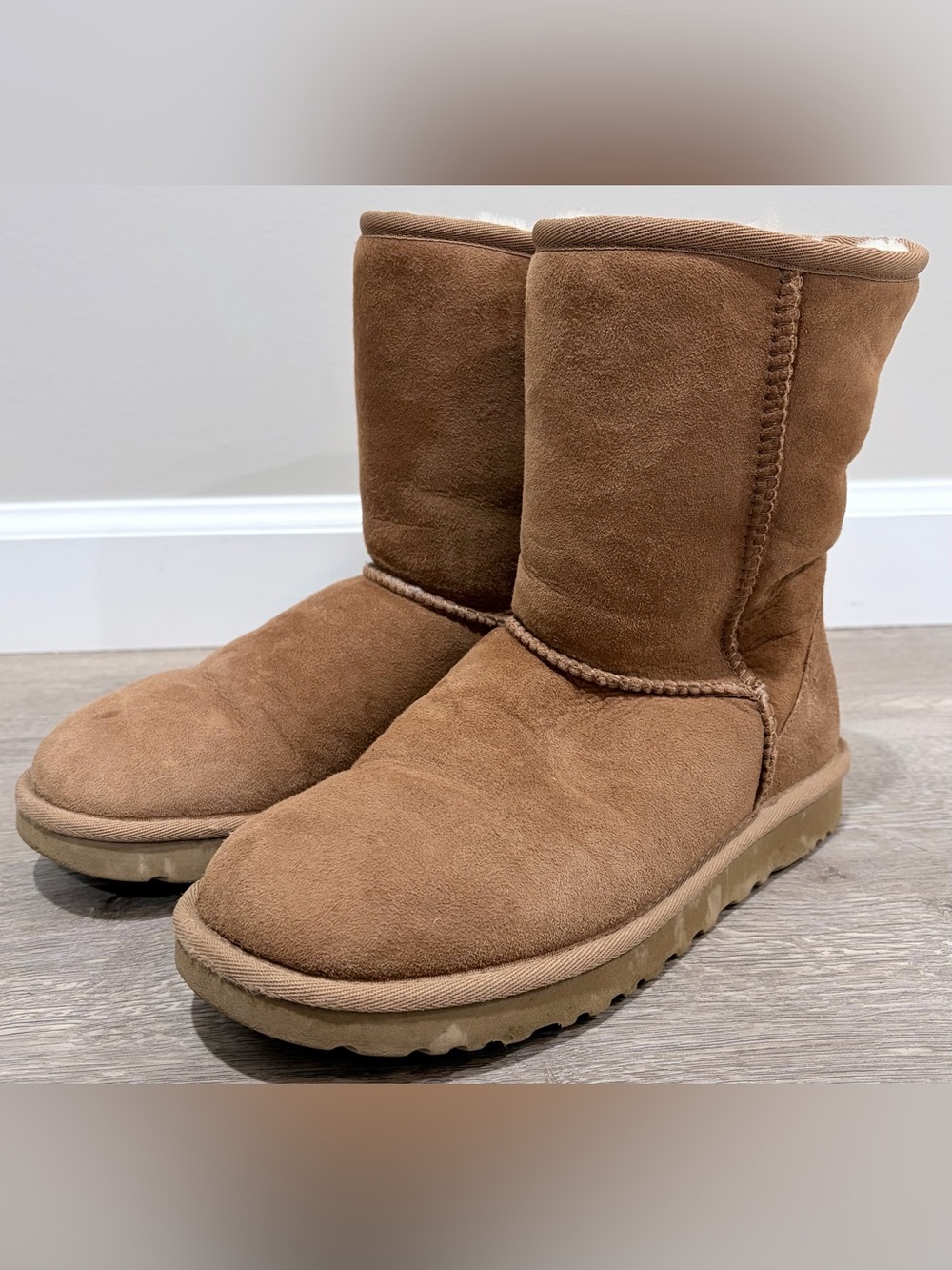 UGG Women's Classic Short Boots - Chestnut Brown Suede